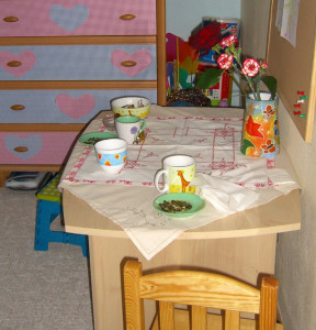 Obliekanie bábik, montessori obliekacie rámy, montessori zapínacie rámy, montessori prestieranie, montessori aktivity praktického života