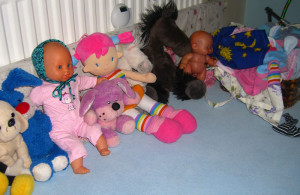 Obliekanie bábik, montessori obliekacie rámy, montessori zapínacie rámy, montessori prestieranie, montessori aktivity praktického života