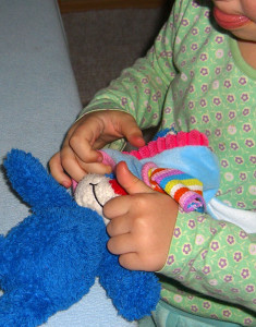 Obliekanie bábik, montessori obliekacie rámy, montessori zapínacie rámy, montessori prestieranie, montessori aktivity praktického života