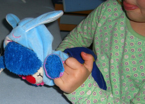 Obliekanie bábik, montessori obliekacie rámy, montessori zapínacie rámy, montessori prestieranie, montessori aktivity praktického života