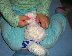 Obliekanie bábik, montessori obliekacie rámy, montessori zapínacie rámy, montessori prestieranie, montessori aktivity praktického života