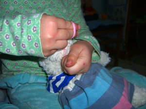 Obliekanie bábik, montessori obliekacie rámy, montessori zapínacie rámy, montessori prestieranie, montessori aktivity praktického života