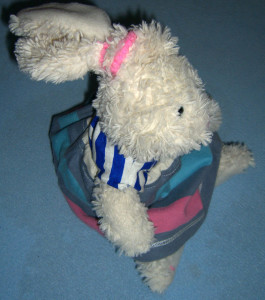 Obliekanie bábik, montessori obliekacie rámy, montessori zapínacie rámy, montessori prestieranie, montessori aktivity praktického života