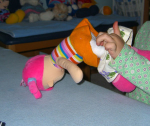 Obliekanie bábik, montessori obliekacie rámy, montessori zapínacie rámy, montessori prestieranie, montessori aktivity praktického života