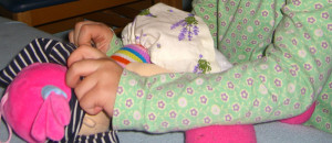 Obliekanie bábik, montessori obliekacie rámy, montessori zapínacie rámy, montessori prestieranie, montessori aktivity praktického života