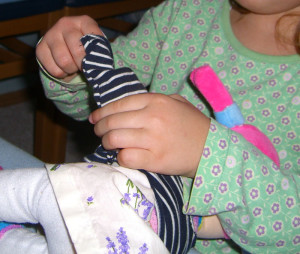 Obliekanie bábik, montessori obliekacie rámy, montessori zapínacie rámy, montessori prestieranie, montessori aktivity praktického života