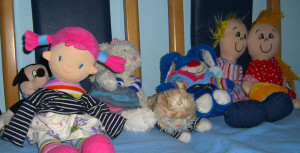 Obliekanie bábik, montessori obliekacie rámy, montessori zapínacie rámy, montessori prestieranie, montessori aktivity praktického života