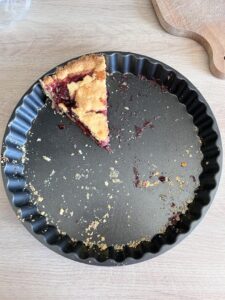 valček na cesto, šálka na kávu, desatoro unavenej mamy, sebaláska, všímavosť, faily pri varení, faily obrátené pozitívne, čerešňový mrežovník recept, čerešňový koláč recept, rýchly obed, rajčinová polievka so smotanou, paradajková polievka s bylinkami, hrebene z lístkového cesta