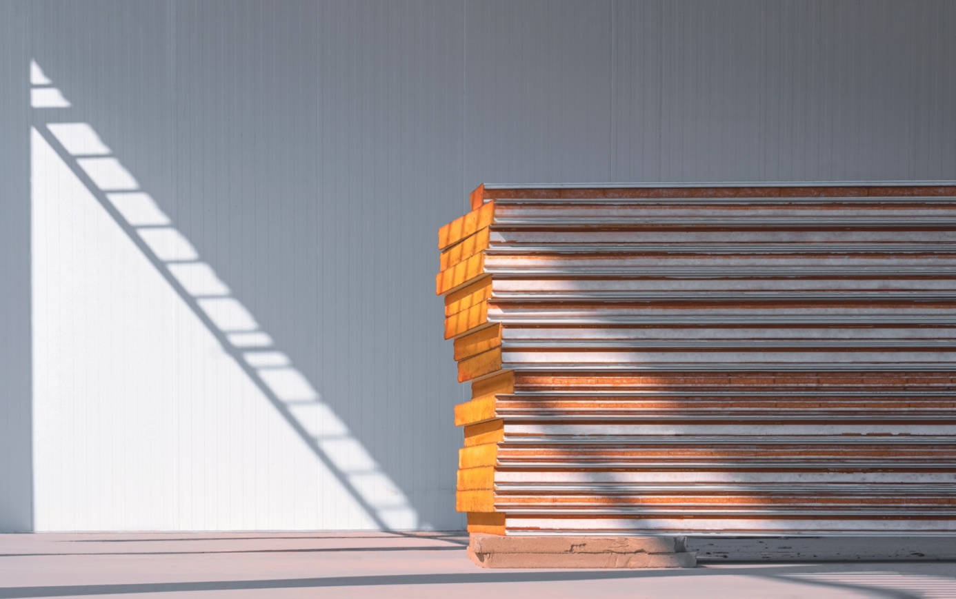 5 dôvodov, prečo sú sendvičové panely ideálnym riešením pre rýchlu výstavbu